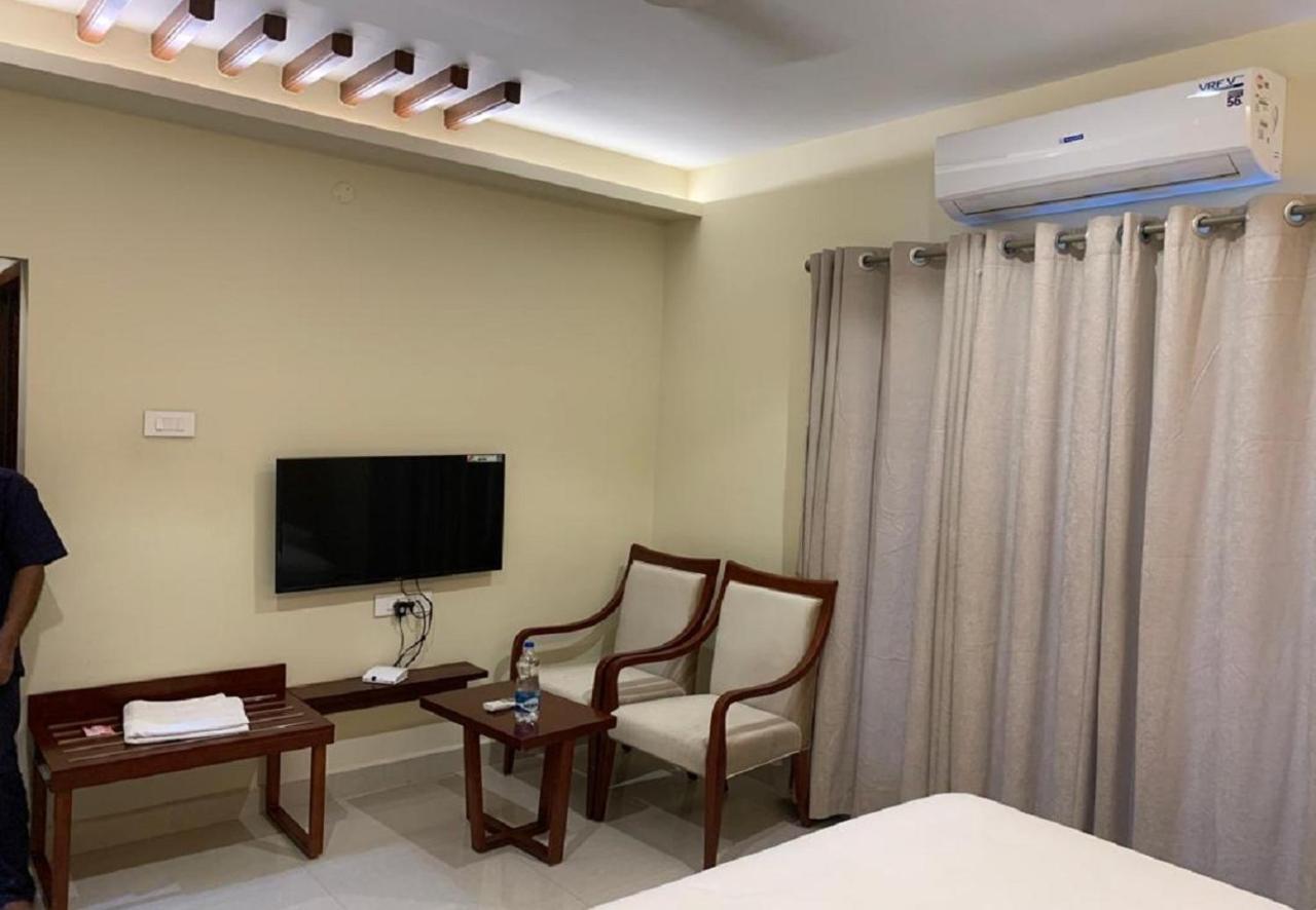Ganesh Meridian Tiruppattur Екстер'єр фото