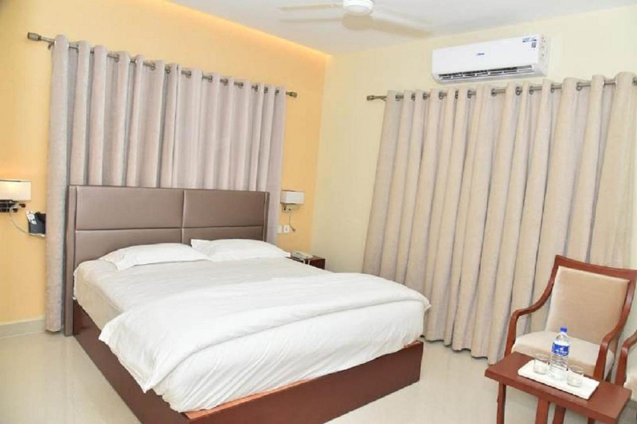 Ganesh Meridian Tiruppattur Екстер'єр фото